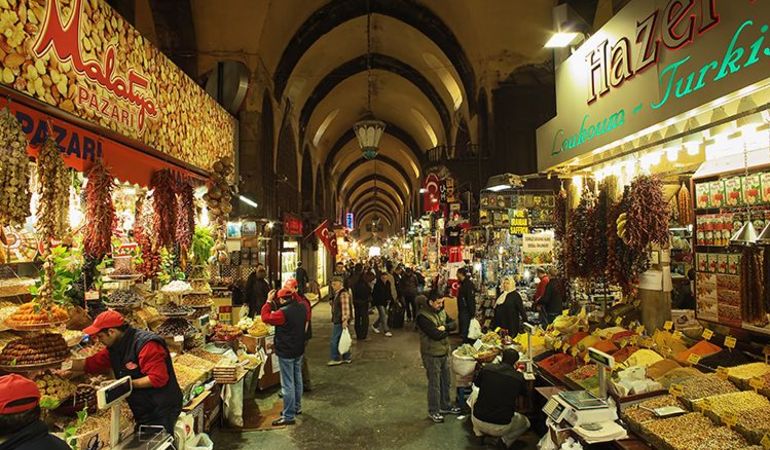 Spice Bazaar: Pengalaman Warna dan Aroma di Istanbul