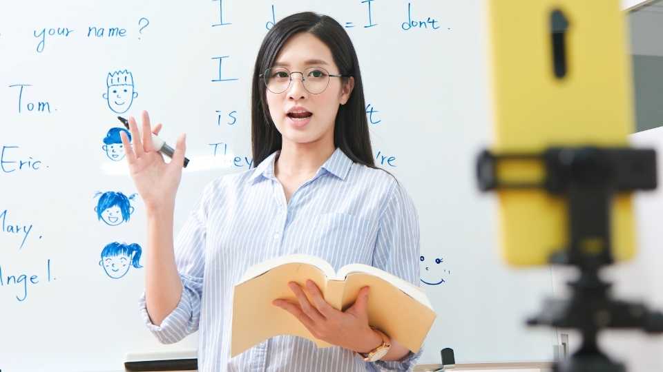 Perbedaan Metode Pengajaran antara Kuliah Daring dan Luring