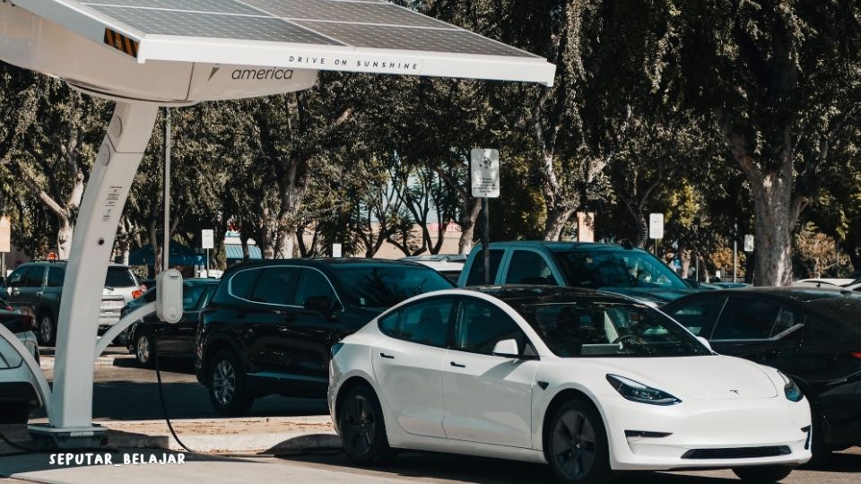 Mobil Listrik Modern Ciptaan Elon Musk (Tesla)
